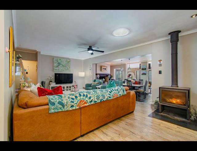 4 BEDROOM HOUSE FOR SALE IN D'URBANVALE